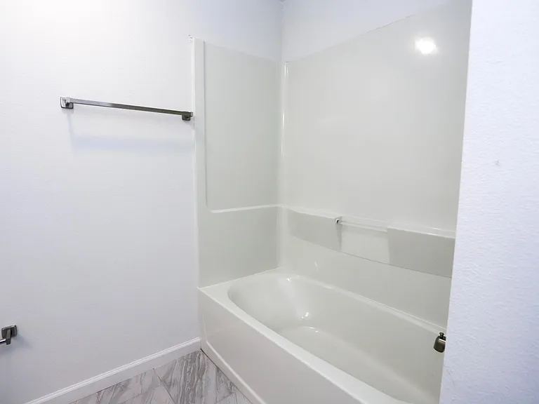 Royal Oak Apartments — Photo 10