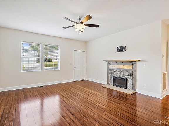 4th image of 1055 Warpers Ln