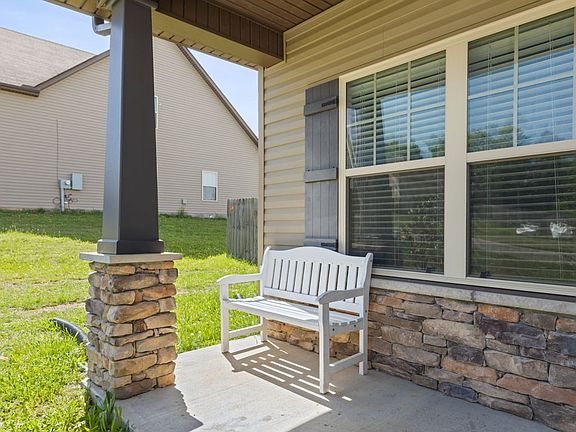 3rd image of 1431 Halverson Dr