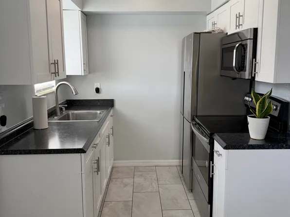270 NE 40th St, Oakland Park, FL