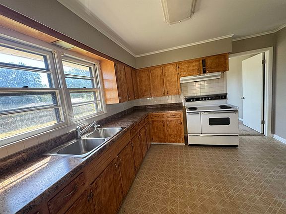 3rd image of 902 Tyler Ave