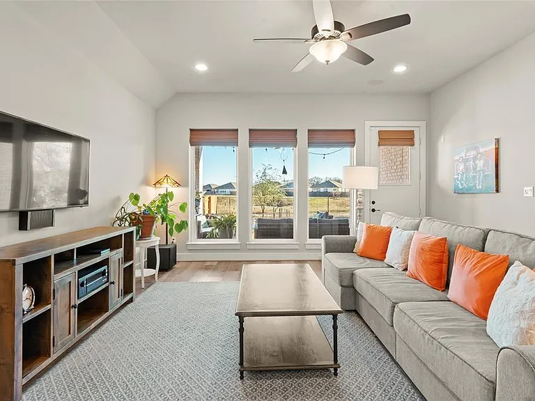 111 Chinaberry Bnd — Photo 6