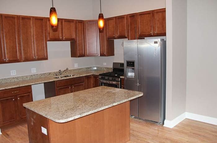 2nd image of 1141 W Madison St