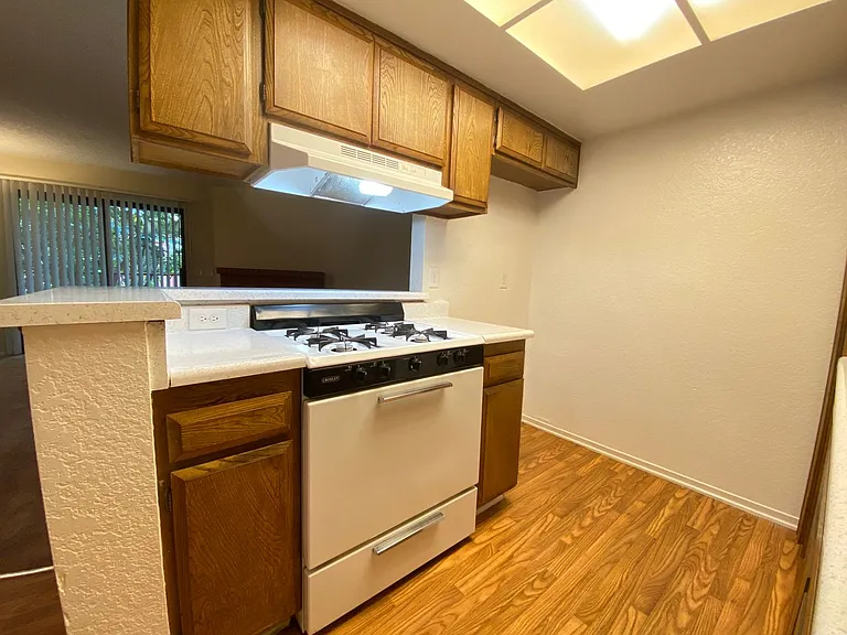 Independence Court Apartments — Photo 10