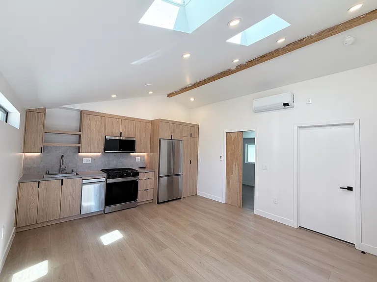 21905 Providencia St — Photo 3