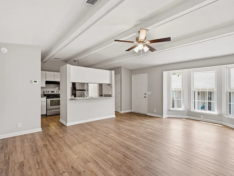 944 Patio Dr — Photo 2