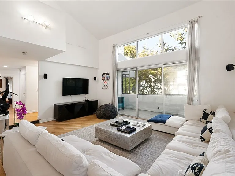 1447 N Kings Rd — Photo 4