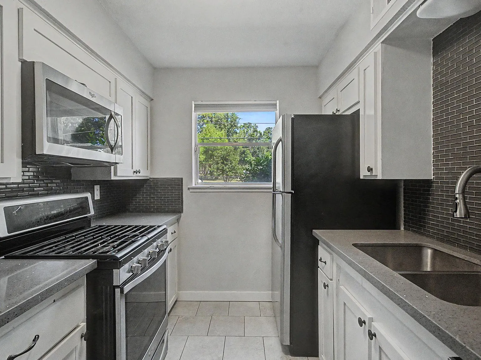 2 bed, 2.5 bath, 1300 sqft, $1,595 — Photo 4