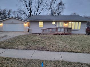102 Grow Ln, Streamwood, IL