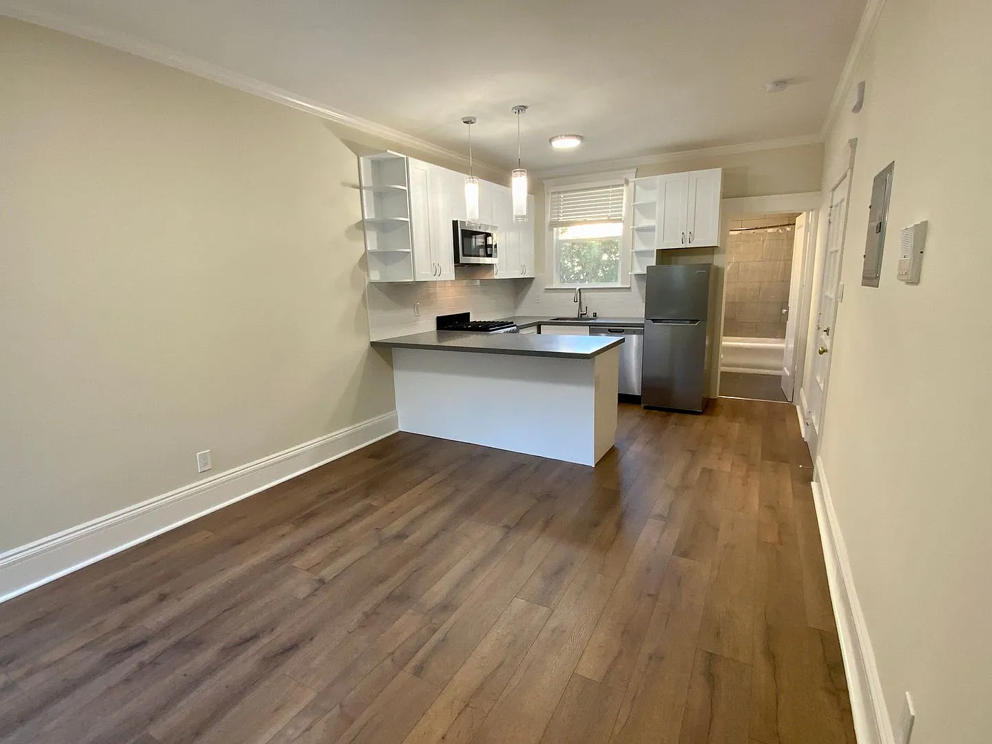 Renovated Top Floor! Dishwasher! Hardwood! Bright! Balcony! — Photo 3