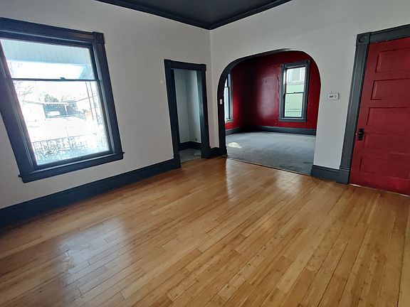 4th image of 41 N Chicago St