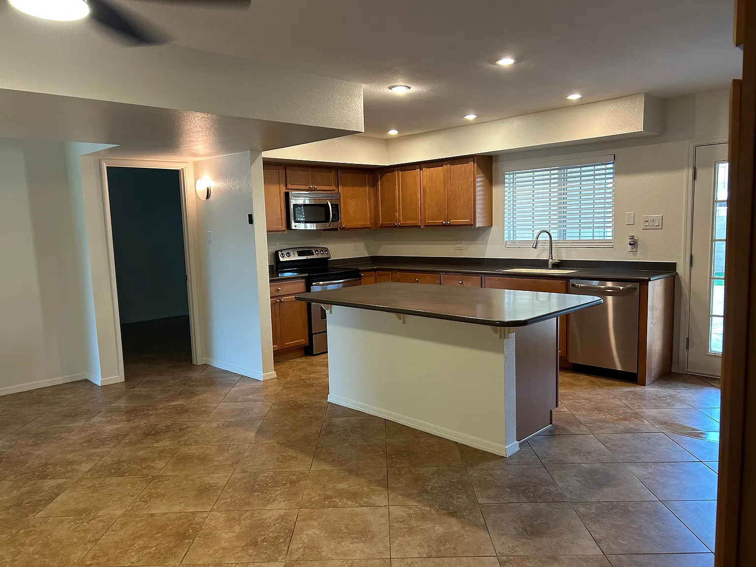 4 bed, 1746 sqft, $2,450 — Photo 4