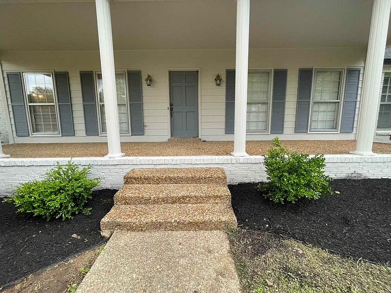 2420 Stratfield Dr — Photo 2