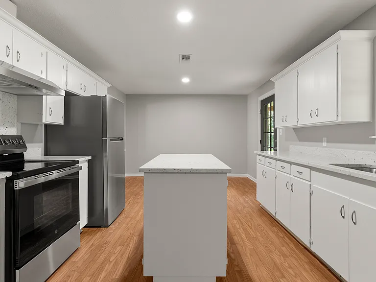 300 Oak Ln — Photo 15