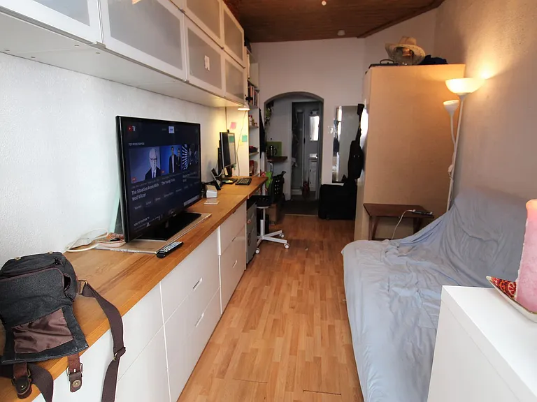 Private bedroom Building is located in a great area in fishtown — Photo 3