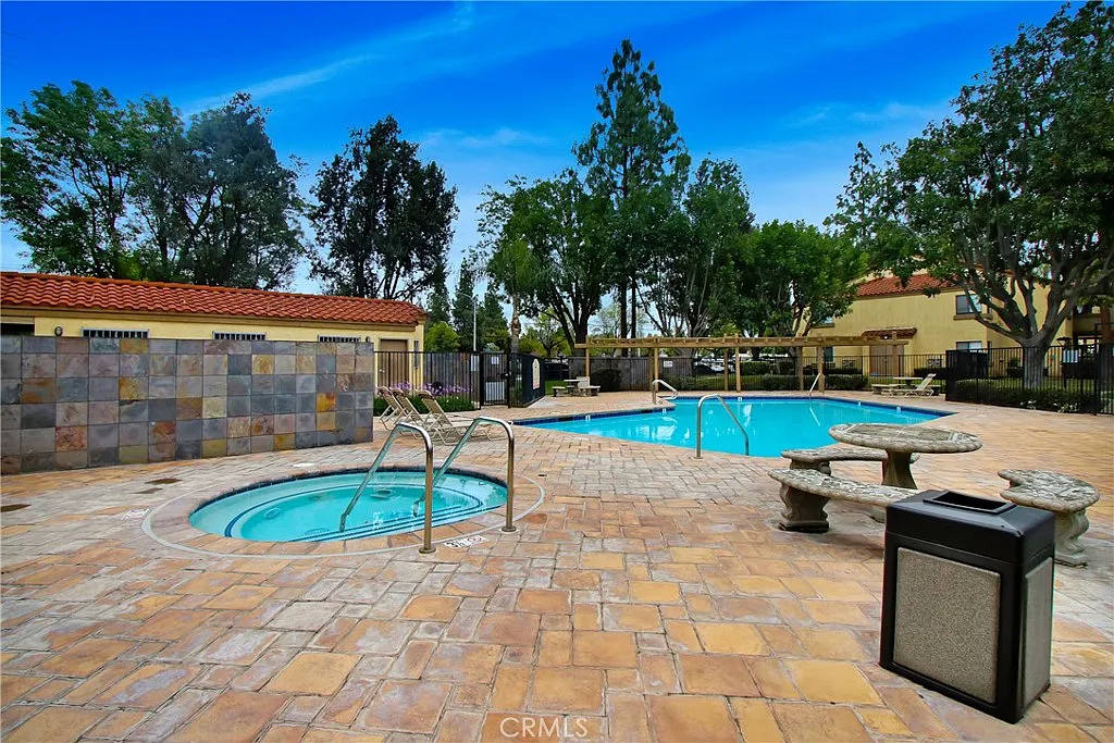 2 bed, 840 sqft, $2,300 — Photo 1