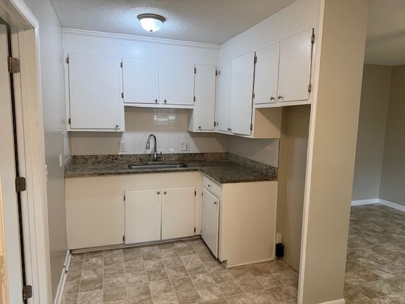 4th image of 3739 Saint Johns Ave #2B