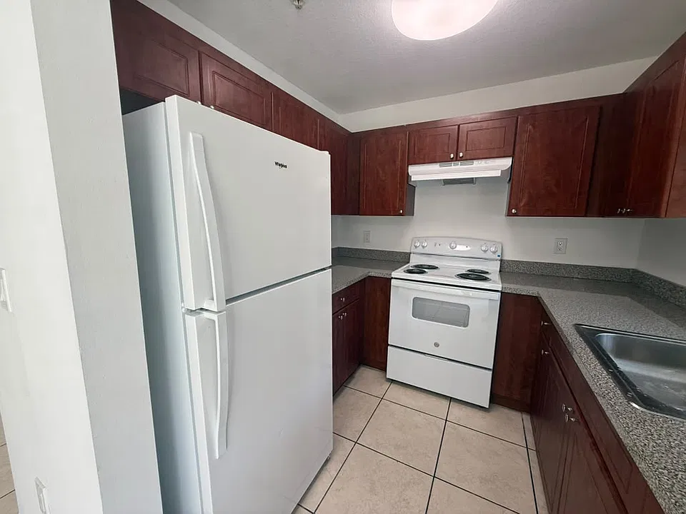 2413 W 78th St #201
