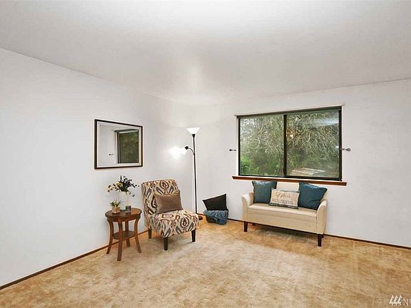 3rd image of 534 NE Eagle Rock Way