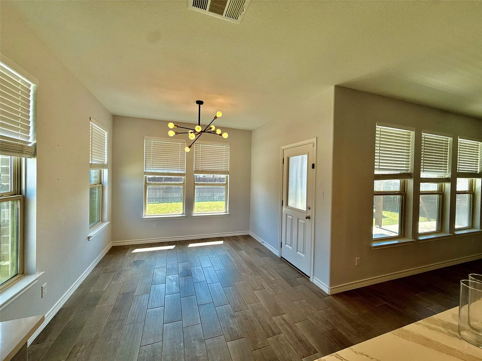 4 bed, 2.5 bath, 3200 sqft, $2,800 — Photo 4