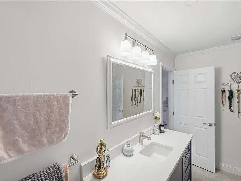 206 SE Wentworth Dr — Photo 24