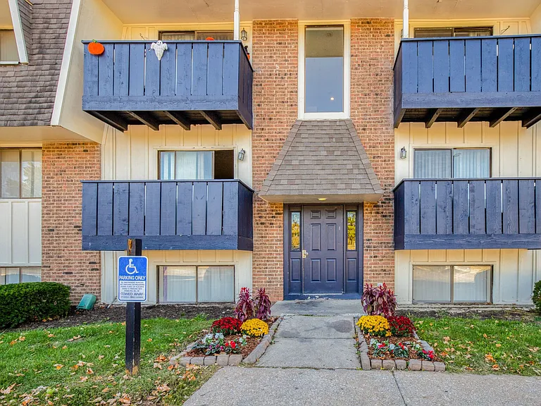 Royal Ridge Apartments — Photo 7