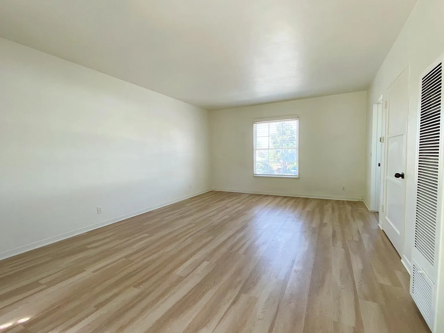 887 S Marengo Ave — Photo 3