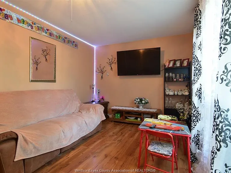 5468 Lassaline Ave — Photo 11