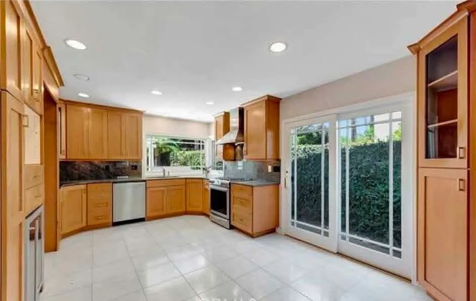 3 bed, 2336 sqft, $1,500 — Photo 4