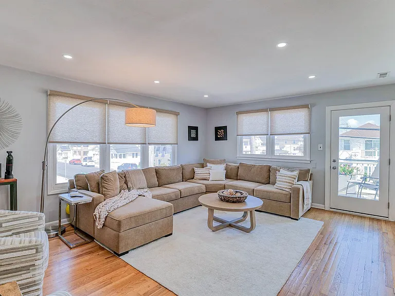 7000 Winchester Ave #TOP FLOOR — Photo 4