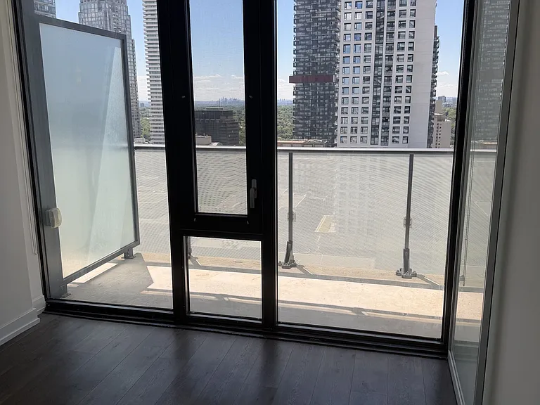 161 Roehampton Ave #2712 — Photo 8