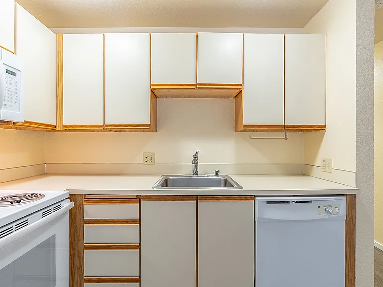 Francis Ave Apartments — Photo 6
