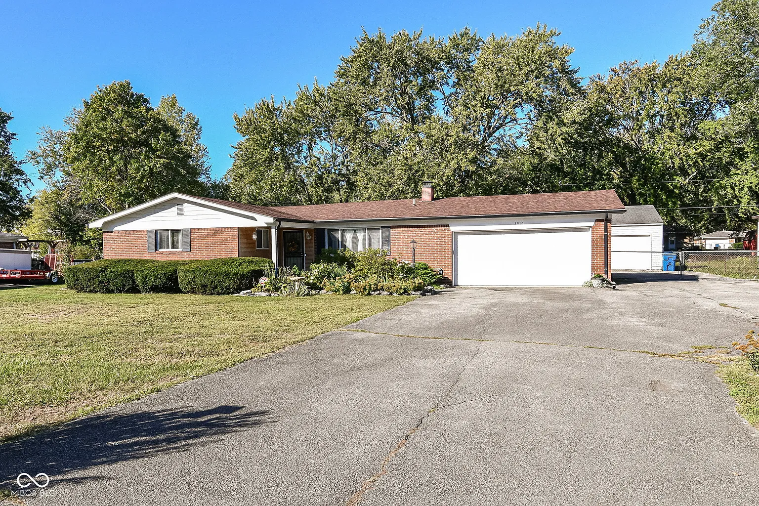 4910 Oaknoll Dr photo 1