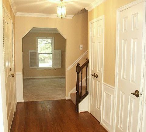 Foyer w/HW floor