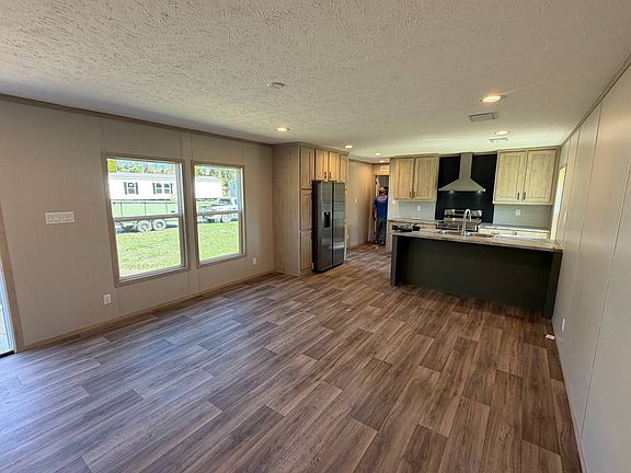 5th image of 146 Merritt Cir