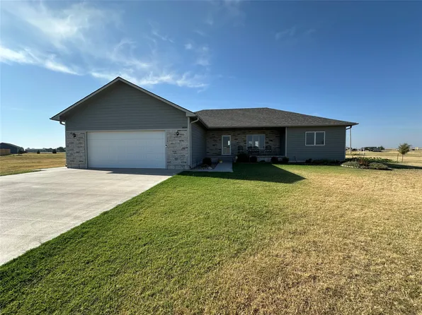 10575 E Briarwood Dr, Dodge City, KS 67801