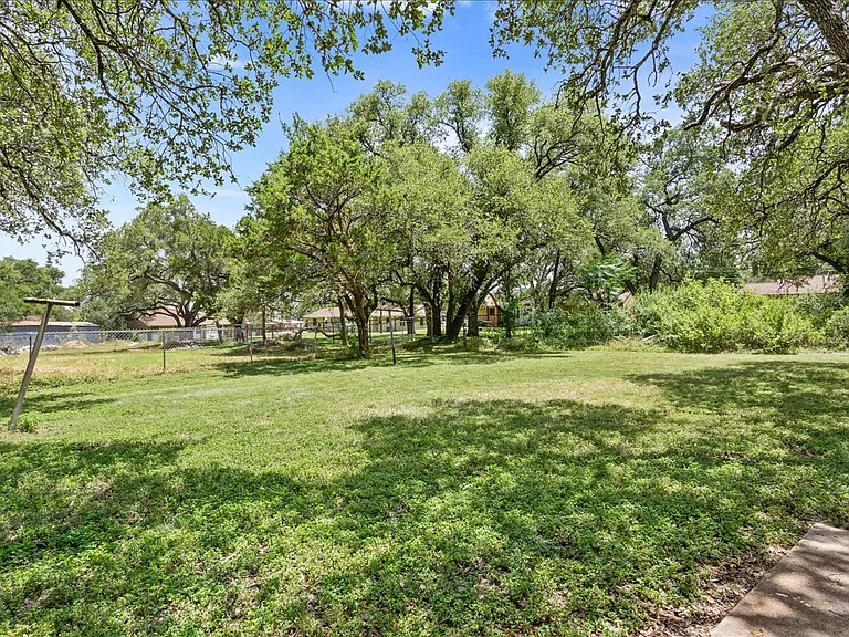 800 W Avenue D #B — Photo 22