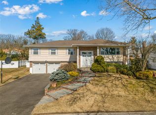 36 Ridge Rd, Albertson, NY 11507