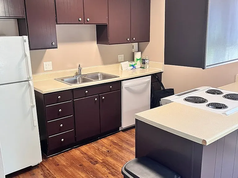 Bristol Square Apartments — Photo 254