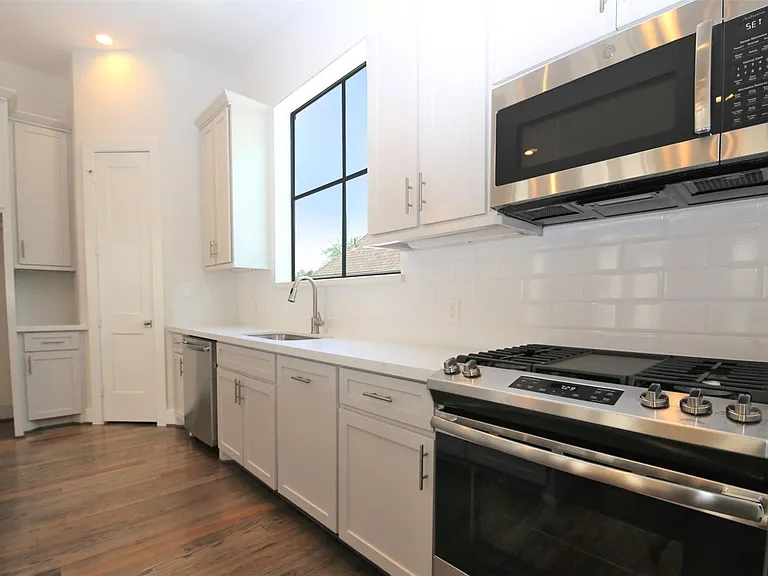 816 W 22nd St — Photo 5