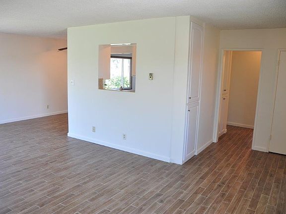 5th image of 2651 E Wall St