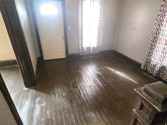 3rd image of 415 Biddle St