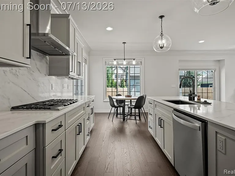 1049 Chapin Ave — Photo 14