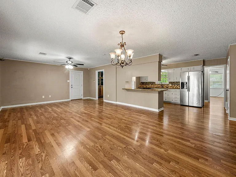 436 Topeka Dr — Photo 2