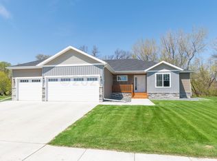 1304 Goldenwood Dr, West Fargo, ND 58078