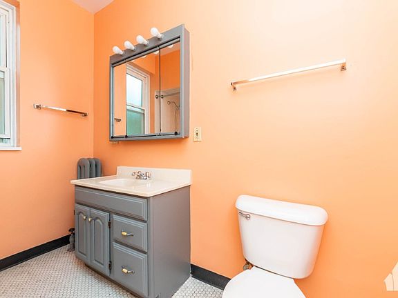 5th image of 1525 W Rosemont Ave #3