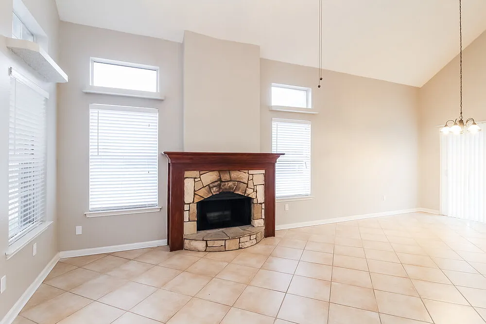 3 bed, 2.5 bath, 1638 sqft, $2,115 — Photo 2