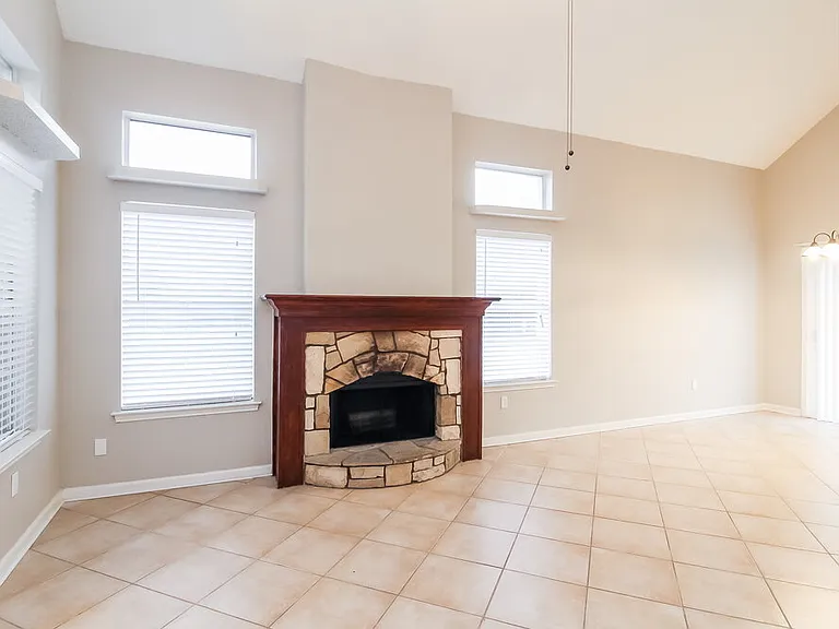 8440 Auburn Dr — Photo 2