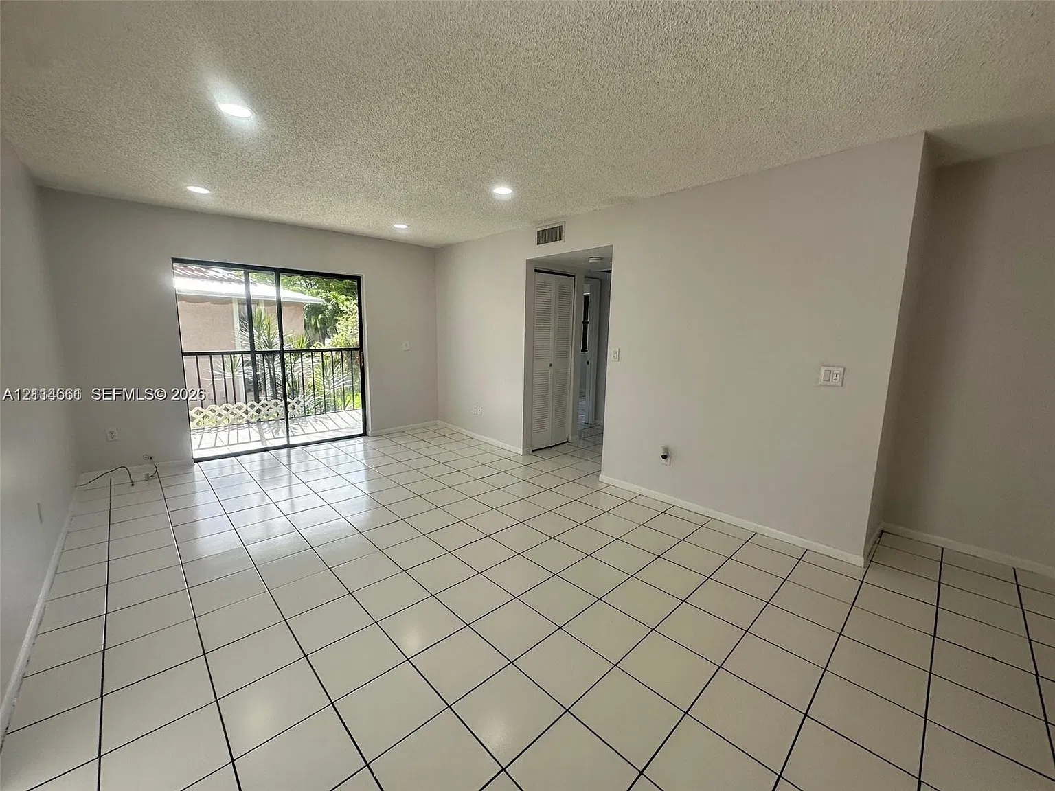 Banyan Tree Five Condo — Photo 3