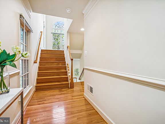 5th image of 209 Oak Knoll Ter